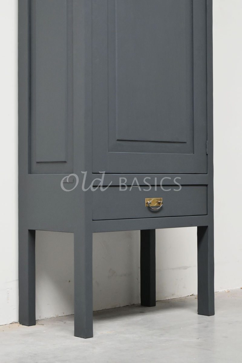 Detail van Smalle Kast Vertou, 1 deuren, RAL7016, grijs, materiaal hout
